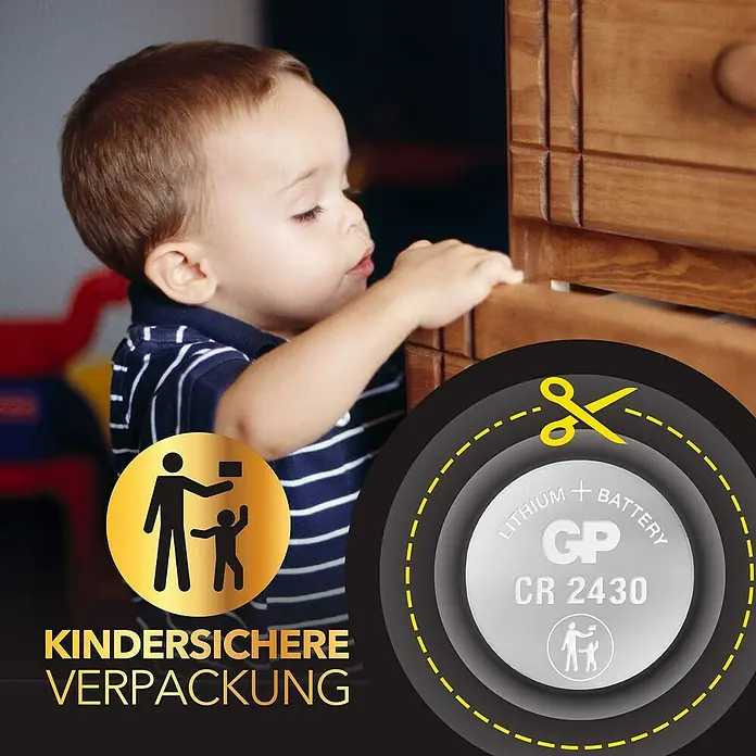 GP Lithium Batterie Knopfzellen CR2430 3V - 2 Stk. - Kleinkind steht an Kommode. Darstellung einer GP CR2430 Lithium Batterie mit kindersicherer Verpackung zum Aufschneiden mit Schere.