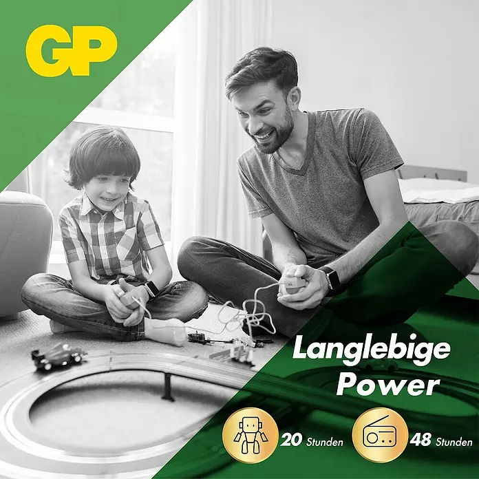 GP Super Batterie 9V Blockbatterien, Alkaline - 9 V, 8 Stk. - GP Batterien: Ein Vater und sein Sohn spielen mit einer Autorennbahn, angetrieben durch langlebige GP Batterien.