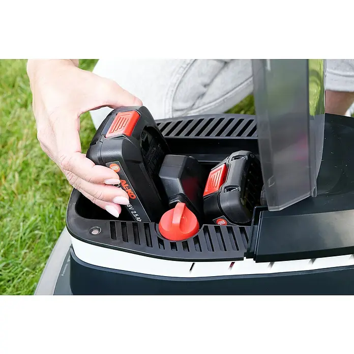 AL-KO Bosch Home & Garden Compatible Akku-Rasenmäher 3.22 Li Easy - 18 V, 2 Akkus, 2,5 Ah, Schnittbreite: 32 cm - Eine Hand setzt einen AL-KO 18 V 2.5 Ah Akku in ein Akku-Fach eines AL-KO Geräts ein. Praktische Energie für Gartenarbeiten.
