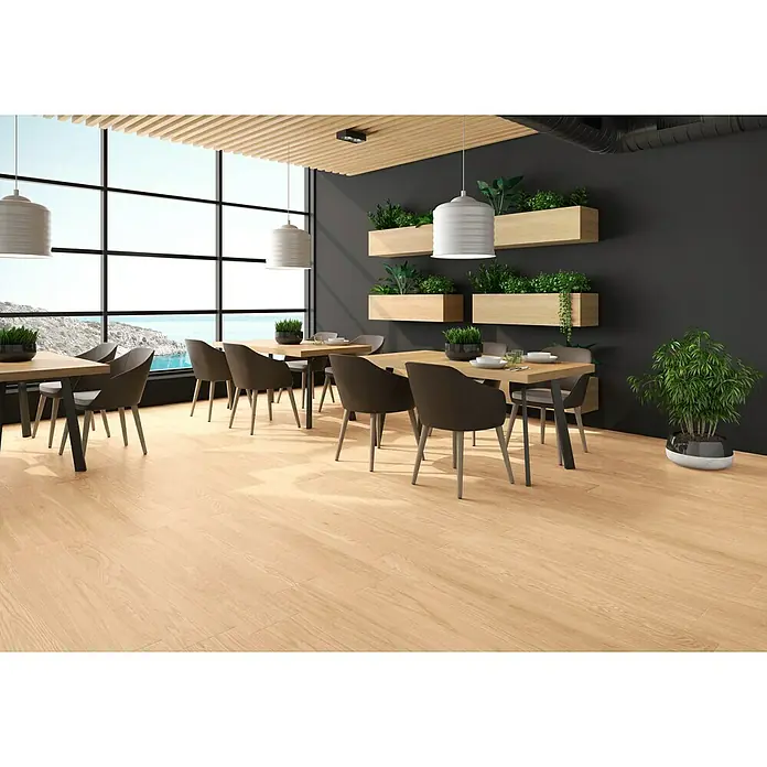 Pavimento porcelánico Noe - 120 x 23 cm, Roble, Mate - Restaurante moderno y luminoso con suelos de madera, mesas, sillas, plantas y grandes ventanales con vistas. La decoración es elegante y acogedora.
