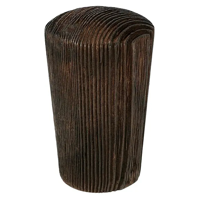 Expo Ambiente Endstück Noble - Wenge, Geeignet für: Gardinenstangen Ø 28 mm - Nahaufnahme eines zylindrischen, braunen Holzschemels mit ausgeprägter Maserung, der ein rustikales und natürliches Aussehen verleiht.