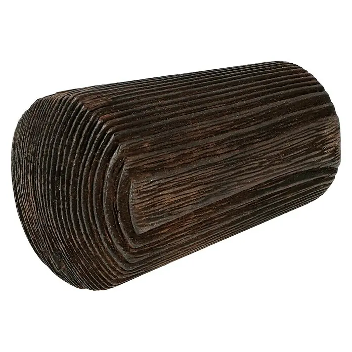 Expo Ambiente Endstück Noble - Wenge, Geeignet für: Gardinenstangen Ø 28 mm - Nahaufnahme eines geschnitzten Deko-Holzstammes mit sichtbarer Maserung und Textur, ideal für rustikale Akzente im Interieur.