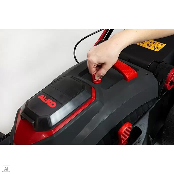 AL-KO Bosch Home & Garden Compatible Akku-Rasenmäher 38.1 Li - 18 V, 2 Akkus, 4 Ah, Schnittbreite: 38 cm - Hand drückt roten Sicherheitsschalter eines schwarz-roten AL-KO Elektromähers.
