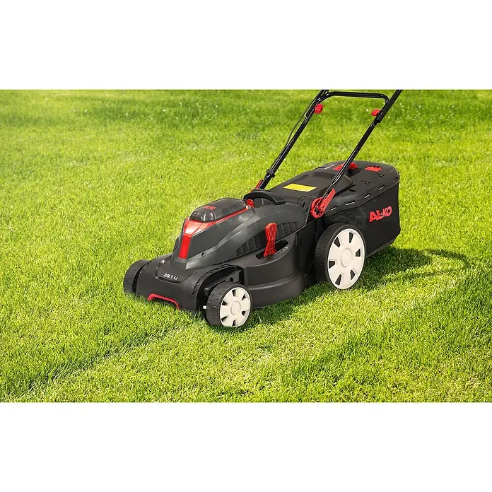 AL-KO Bosch Home & Garden Compatible Akku-Rasenmäher 38.1 Li18 V, 2 Akkus, 4 Ah, Schnittbreite: 38 cm - Ein AL-KO Rasenmäher steht auf einem grünen Rasen. Er ist schwarz mit roten Akzenten und hat einen Grasfangkorb.