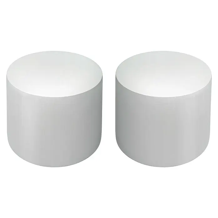 Expo Ambiente Endstück Cap - Aluminium, Geeignet für: Gardinenstangen Ø 20 mm, 2 Stk. - Zwei zylindrische weiße Podeste nebeneinander, ideal für die Präsentation von Produkten oder als minimalistische Dekoration.