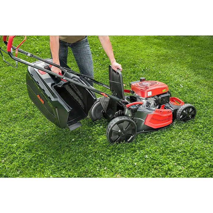 AL-KO Comfort Benzin-Rasenmäher 51.0 SP-A - 2,1 kW, 139 cm³, Schnittbreite: 51 cm - Ein Mann befestigt den Grasfangkorb an einem AL-KO Benzinrasenmäher. Der Rasenmäher ist rot und schwarz.
