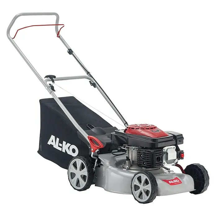 AL-KO Easy Benzin-Rasenmäher 4.20 P-S - 2 kW, 140 cm³, Schnittbreite: 42 cm - Abbildung eines AL-KO Benzinrasenmähers mit Grasfangkorb. Der Rasenmäher ist silberfarben mit roten Akzenten.