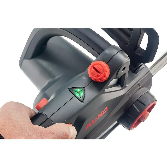AL-KO Bosch Home & Garden Compatible Akku-Kettensäge CS 1825 Set - 18 V, 2,5 Ah, Li-Ionen, 1 Akku, Schwertlänge: 25 cm - Nahaufnahme einer AL-KO Hochentaster-Säge mit Details wie Öltankdeckel, LED-Anzeige und Bedienelementen, die Benutzerfreundlichkeit hervorheben.