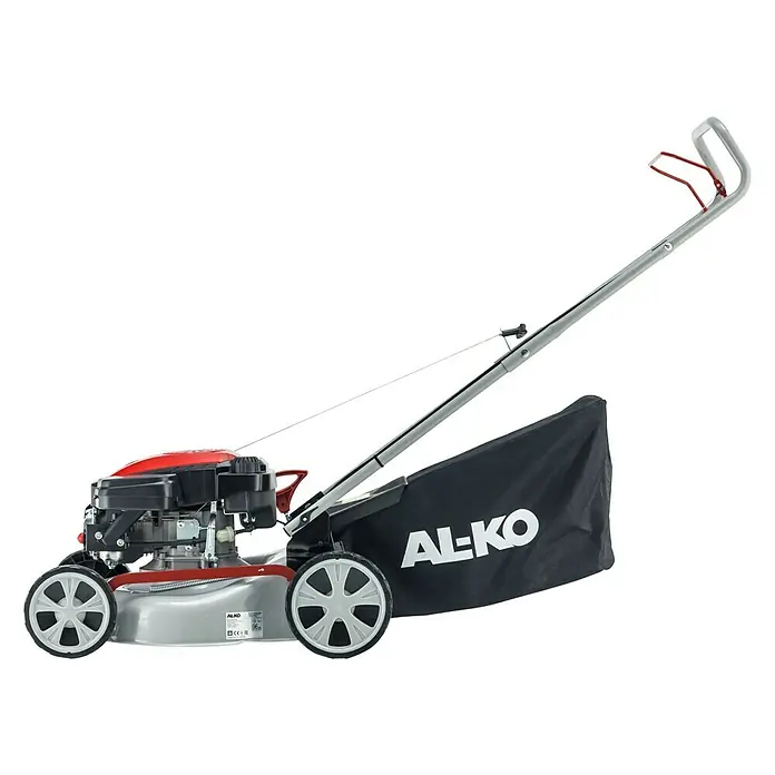 AL-KO Easy Benzin-Rasenmäher 4.20 P-S - 2 kW, 140 cm³, Schnittbreite: 42 cm - Das Bild zeigt einen Rasenmäher von AL-KO mit einem Grasfangkorb. Der Rasenmäher hat einen roten Motor und silberne Räder.