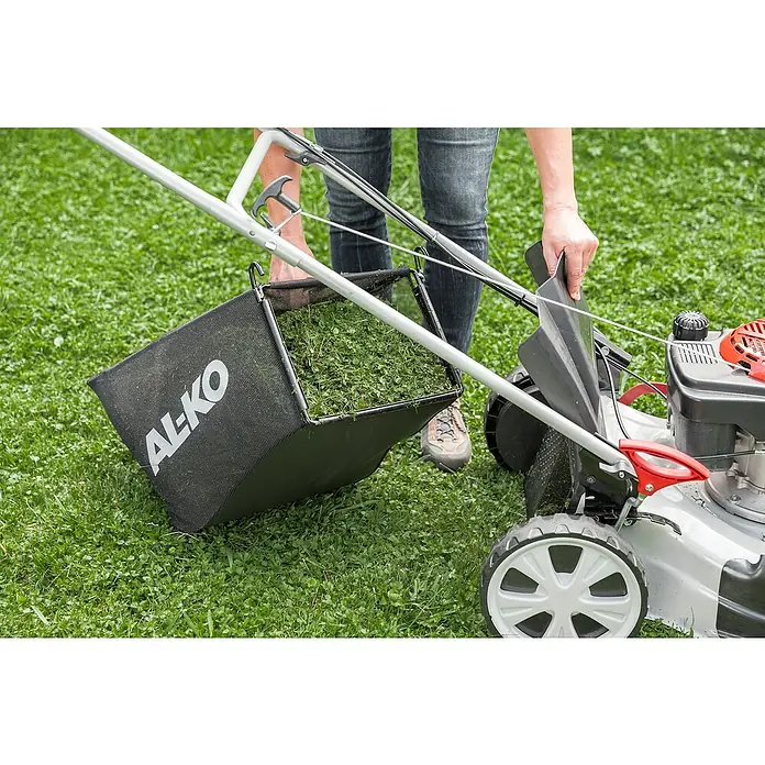 AL-KO Easy Benzin-Rasenmäher 4.20 P-S - 2 kW, 140 cm³, Schnittbreite: 42 cm - AL-KO Rasenmäher mit vollem Grasfangkorb auf Rasen. Die Grasfangbox ist mit dem Schriftzug AL-KO versehen.