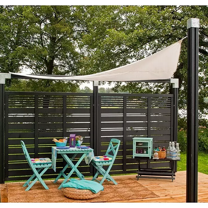 Plus Sichtschutzelement Silence - 176 x 170 cm, Holz, Schwarz - Aquafarbene Outdoor-Klapptisch- und Stuhlgarnitur auf Holzterrasse mit schwarzem Sichtschutz und weißem Sonnensegel.