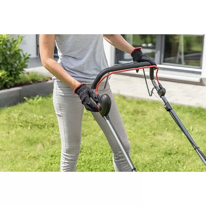 AL-KO 36V Akku-Rasenmäher 46.2 Li SP Comfort - 36 V, 1 Akku, 4 Ah, Schnittbreite: 46 cm - Eine Person mit schwarzen Handschuhen bedient den schwarzen Griff eines Rasenmähers mit roten Bedienelementen.