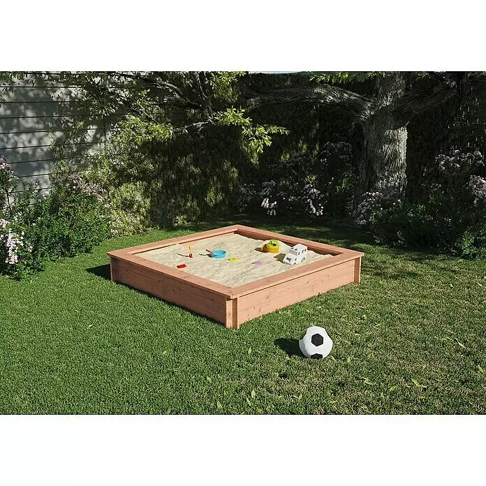 T & J Sandkasten Conni - 150 x 150 x 25 cm, Holz - Hölzerner Sandkasten in einem Garten mit Sandspielzeug und einem Fußball auf dem Rasen.