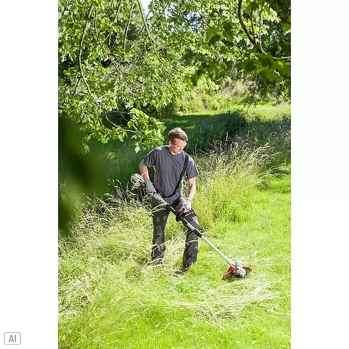 AL-KO 36V Gras- & Strauchscherenaufsatz BCA 4030 - Passend für: Multitool MT 40 - Mann schneidet überwucherte Vegetation mit einem grau-roten Freischneider, trägt Schutzbrille und Handschuhe.