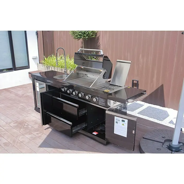 Buschbeck Outdoorküche Cambridge - Schwarz, Material Grillfläche: Edelstahl, Anzahl Brenner: 4 - Detaillierte Ansicht einer modernen Outdoor-Grillküche mit Spüle, Schubladen, Kühlschrank und Grill für ein umfassendes Kocherlebnis im Freien.