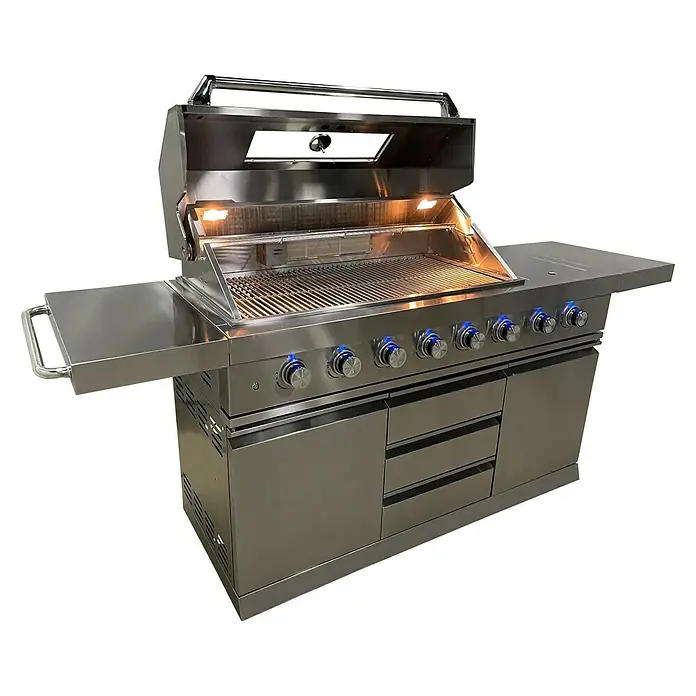 Buschbeck Outdoorküche Bristol - Edelstahl, Silber, Material Grillfläche: Edelstahl, Anzahl Brenner: 6 Stk. - Bild einer hochwertigen Edelstahl-Außenküche mit Grill, beleuchteten Bedienelementen und praktischen Ablageflächen.