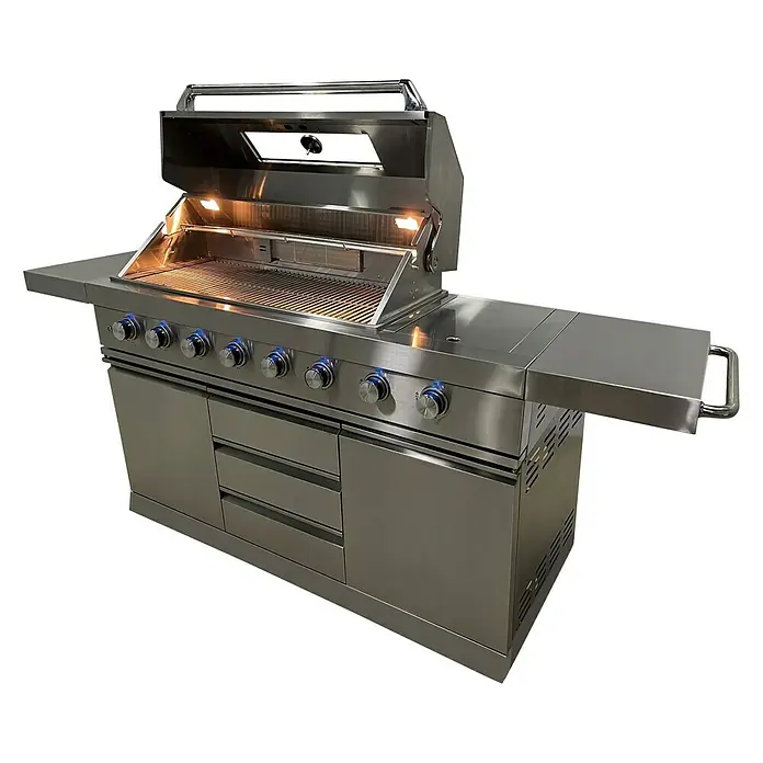 Buschbeck Outdoorküche Bristol - Edelstahl, Silber, Material Grillfläche: Edelstahl, Anzahl Brenner: 6 Stk. - Bild eines Edelstahl-Gasgrills mit offenem Deckel, der die Grillroste und die Innenbeleuchtung zeigt.