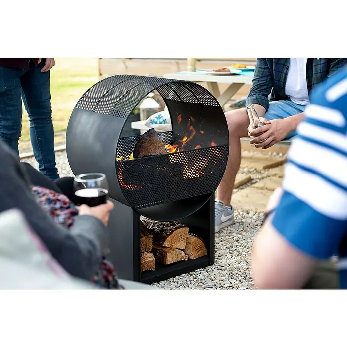 Buschbeck Feuerstelle Porthole - 40 x 56 x 80 cm, Stahl - Gemütliche Runde um eine moderne Feuerstelle im Freien, mit Holzscheiten darunter für einfache Lagerung.