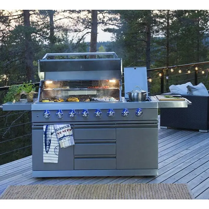 Buschbeck Outdoorküche Bristol - Edelstahl, Silber, Material Grillfläche: Edelstahl, Anzahl Brenner: 6 Stk. - Hochwertiger Grill mit integrierter Kochstelle auf einer Terrasse, perfekt für sommerliche Grillabende im Freien.