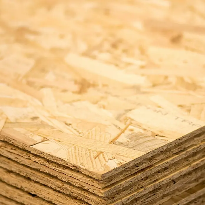 Tablero de OSB machihembrado -3 - 2,5 m x 1,25 m x 9 mm - Primer plano de tableros OSB, una solución de madera de ingeniería duradera y versátil para diversos proyectos de construcción y bricolaje.