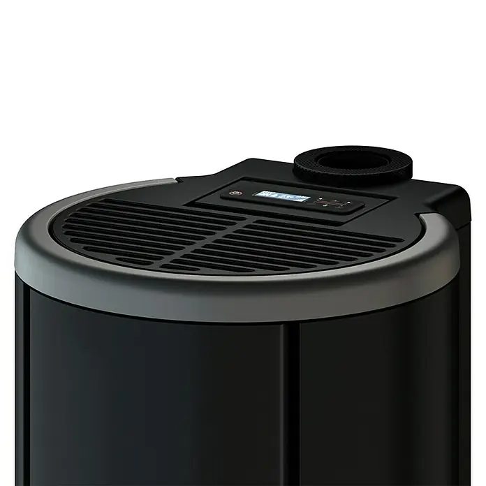 FreePoint Pelletofen Chrome 7 Airtight - 2,5 kW - 7,7 kW, Raumheizvermögen: 55 m³ - 168 m³, Schwarz, Farbe Verkleidung: Titanium - Nahaufnahme eines schwarzen Luftreinigers mit digitaler Anzeige und Lüftungsgittern.