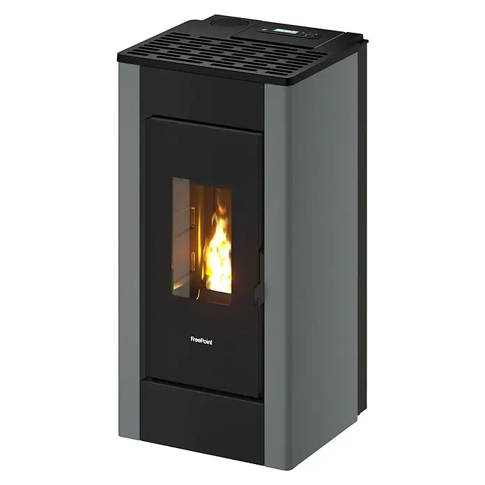 FreePoint Pelletofen SHARP Airtight - 2,5 kW - 7,7 kW, Raumheizvermögen: 55 m³ - 168 m³, Farbe Verkleidung: Titanium - Nahaufnahme eines FreePoint Pelletofens mit Flammen im Inneren, der Wärme und Gemütlichkeit ausstrahlt. Ein elegantes Heizgerät für Ihr Zuhause.