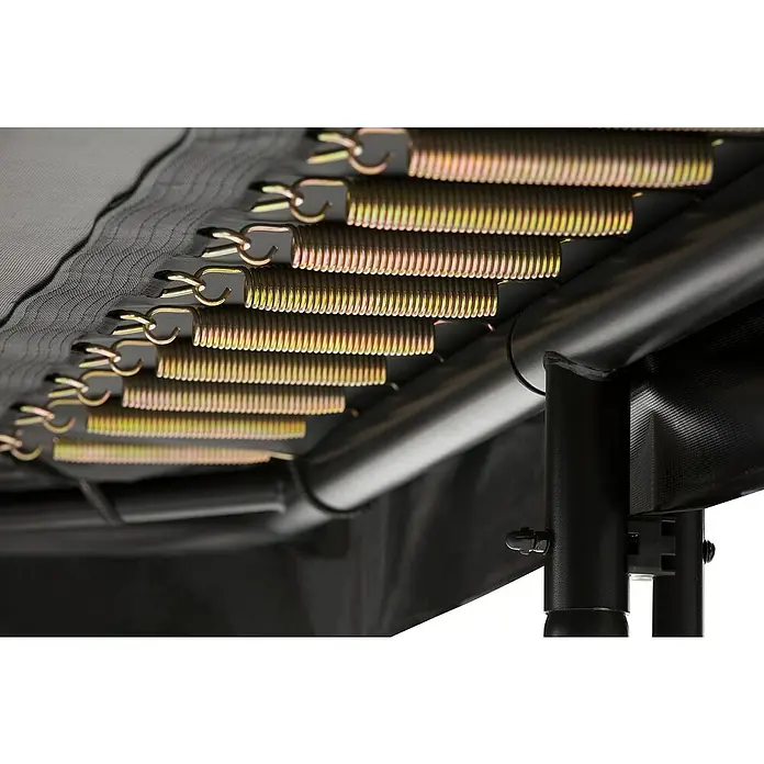 Salta Trampolin Premium Black Edition - 396 x 244 cm, Schwarz - Nahaufnahme der Sprungfedern und des Rahmens eines Trampolins, die für Spannung und Stabilität sorgen.