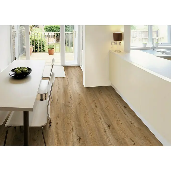 Decolife Vinylboden Comfort - Rustic Oak, Landhausdiele, 1.220 x 185 x 10,5 mm - Detailaufnahme eines modernen Zimmers mit einem schönen Holzboden, weißen Möbeln und Blick nach draußen. Eine stilvolle und einladende Atmosphäre.