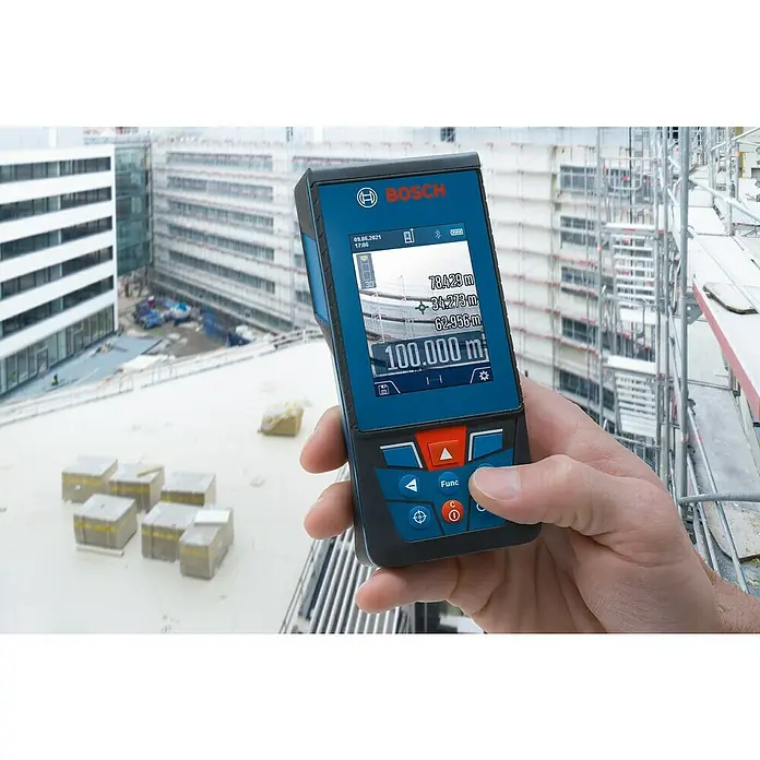 Bosch Professional Laserentfernungsmesser GLM 100-25 C - Messbereich: 0,08 - 100 m - Nahaufnahme des Bosch-Laserentfernungsmessers, der während Bauarbeiten für präzise Messungen verwendet wird. Er zeigt die Messwerte auf seinem Bildschirm an.