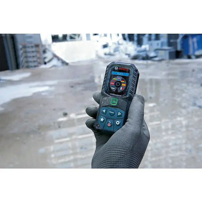 Bosch Professional Laserentfernungsmesser GLM 50-25 G - Messbereich: 0,05 - 50 m - Nahaufnahme eines Bosch Professional Laser-Entfernungsmessers in der Hand, der für genaue Messungen auf Baustellen verwendet wird.