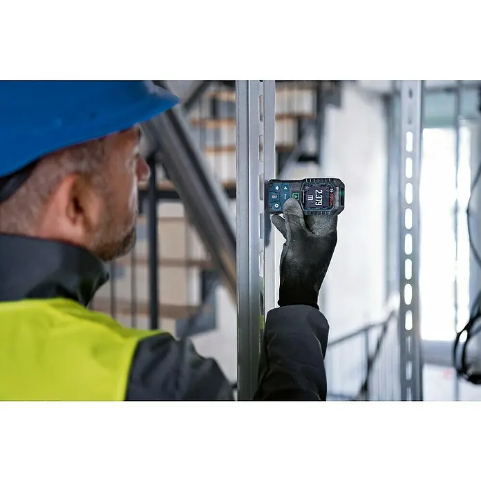 Bosch Professional Laserentfernungsmesser GLM 50-25 G - Messbereich: 0,05 - 50 m - Ein Bauarbeiter mit einem Bosch-Laser-Entfernungsmesser, der eine präzise Messung von 2,379 m anzeigt. Perfekt für genaue Bauprojekte.