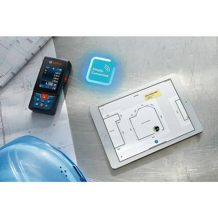 Bosch Professional Laserentfernungsmesser GLM 150-27 C - Messbereich: 0,08 - 150 m - Das Bild zeigt einen Bosch Laser-Entfernungsmesser neben einem Tablet mit Bauplänen, was die einfache Verbindung und Messgenauigkeit hervorhebt.