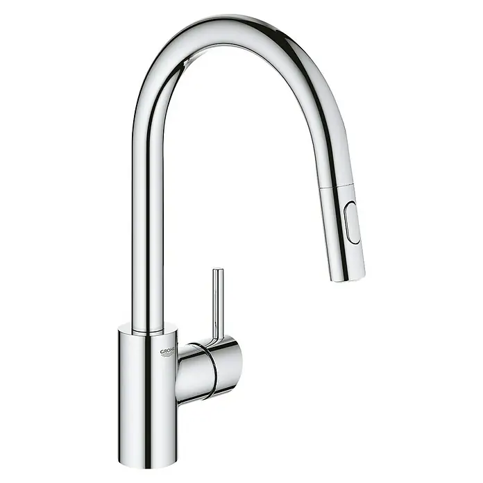 Grohe Concetto Spültischarmatur - C-Auslauf, Chrom, Glänzend, Anzahl Strahlarten: 2 Stk. - Nahaufnahme einer glänzenden, verchromten Küchenarmatur von Grohe mit ausziehbarer Brause vor schwarzem Hintergrund.