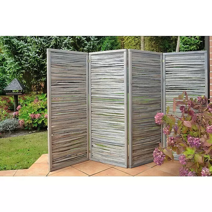 T & J Sichtschutzelement Esmaralda - B x H: 240 x 160 cm, Naturmaterialien, Braun - Ein mehrteiliger Sichtschutz aus rustikalen Holzlatten steht auf einer Terrasse und bietet Privatsphäre im Garten.