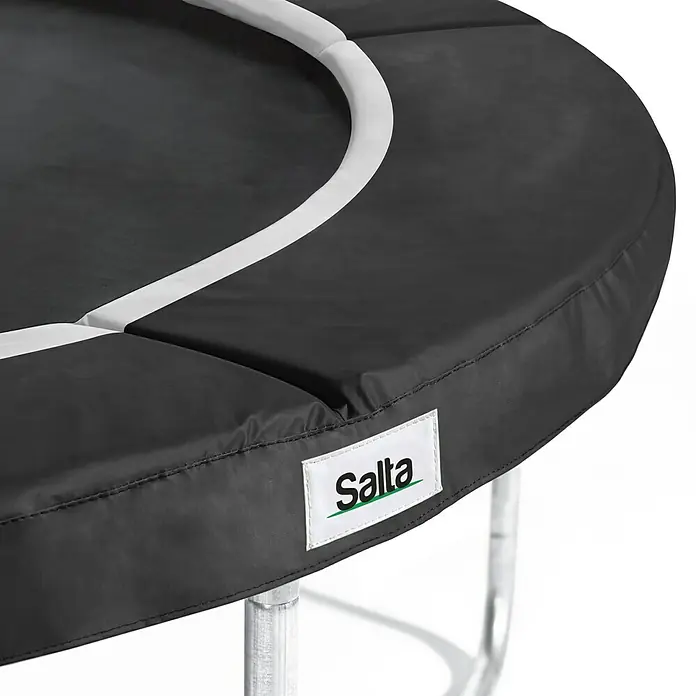 Salta Trampolin-Schutzrand Combo - Durchmesser: 366 cm, Schwarz - Nahaufnahme der schwarzen Schutzpolsterung eines Salta-Trampolins mit weißem Logo.
