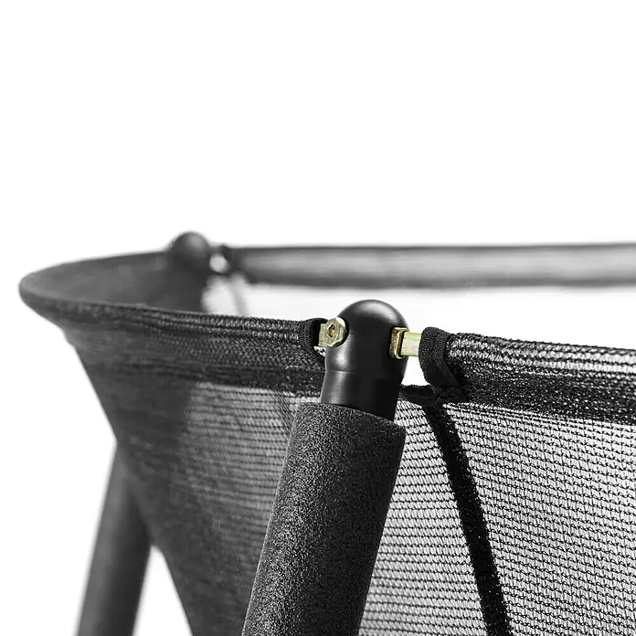 Salta Trampolin Comfort EditionDurchmesser: 213 cm, Pink - Nahaufnahme eines schwarzen Trampolinnetzes mit schwarzer Schaumstoffpolsterung an den Stützen und Metallbeschlägen zur Befestigung.