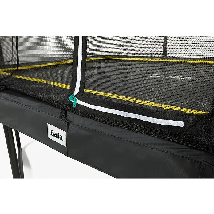 Salta Trampolin Comfort Edition - Schwarz, L x B: 153 x 214 cm - Detailansicht eines Salta Trampolins mit Sicherheitsnetz und schwarzer Randabdeckung, zeigt die hochwertige Verarbeitung.