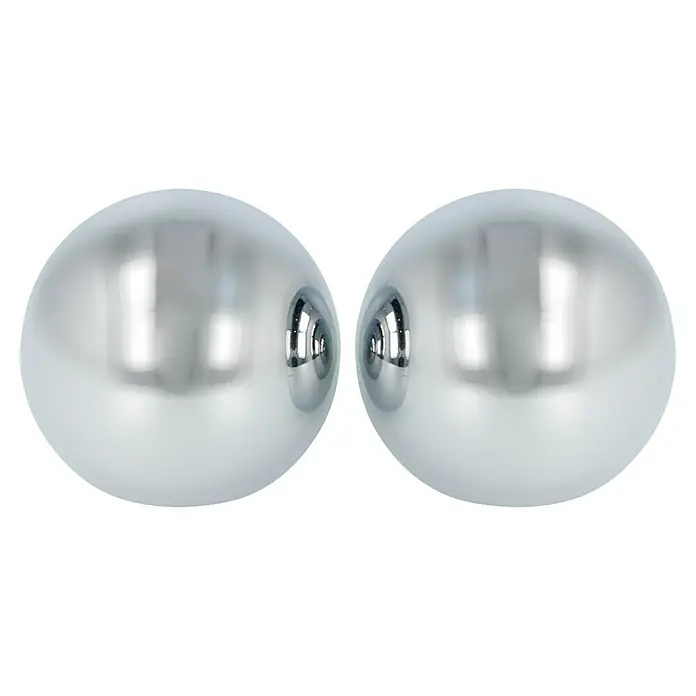 Expo Ambiente Endstück Ball - Chrom, Geeignet für: Gardinenstangen Ø 20 mm, 2 Stk. - Nahaufnahme von zwei silbernen Kugeln mit reflektierenden Oberflächen, die auf einem schwarzen Hintergrund platziert sind.