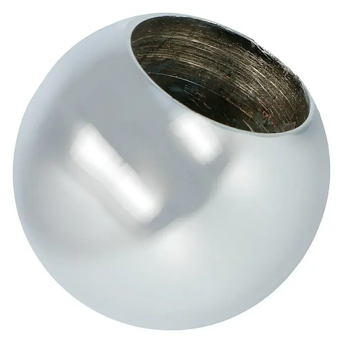 Expo Ambiente Endstück Ball - Chrom, Geeignet für: Gardinenstangen Ø 20 mm, 2 Stk. - Nahaufnahme einer glänzenden, kugelförmigen Metallvase mit einer zylindrischen Aussparung. Elegantes Deko-Objekt für moderne Wohnräume.