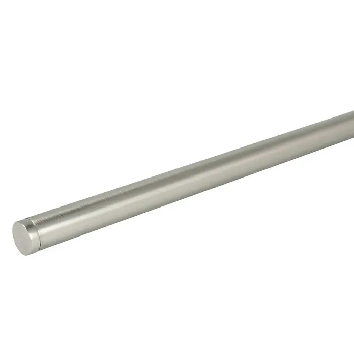 Expo Ambiente Endstück Match - Edelstahloptik, Geeignet für: Gardinenstangen Ø 20 mm, 2 Stk. - Nahaufnahme eines Metallstabs, der sich diagonal über einen schwarzen Hintergrund erstreckt. Das Ende des Stabs ist abgerundet.