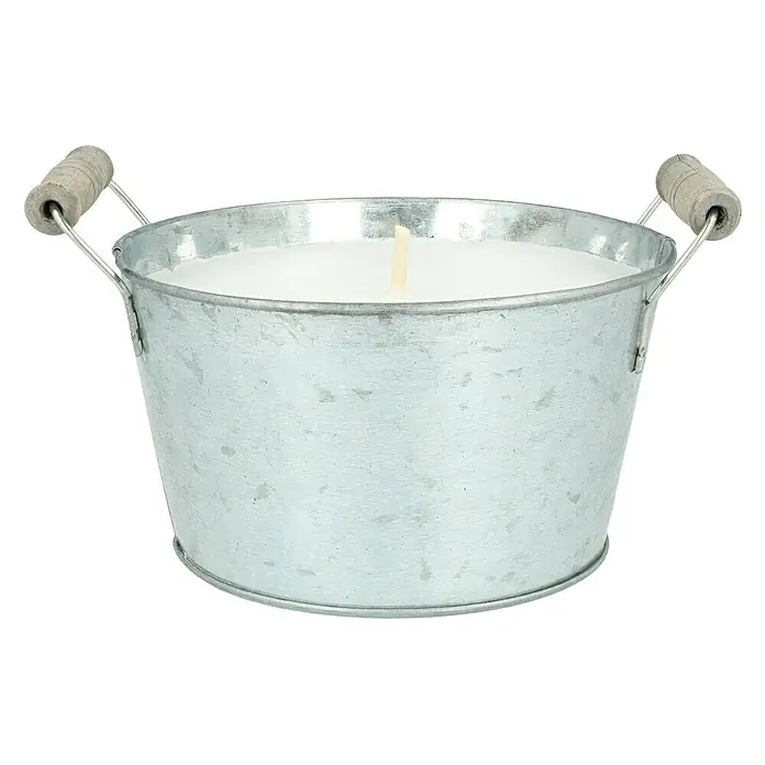 Outdoor-Kerze in Zinkschale - Ø x H: 15 x 8,5 cm, Weiß - Dekorative Eimerkerze: Eine rustikale Metallkerze mit Holzgriffen, die eine warme und einladende Atmosphäre schafft.