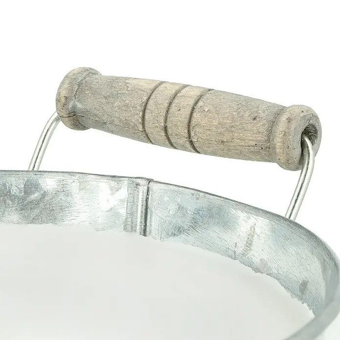 Outdoor-Kerze in Zinkschale - Ø x H: 15 x 8,5 cm, Weiß - Detailaufnahme eines verzinkten Eimers mit Holzgriff, ideal für Gartenarbeit oder Dekoration.