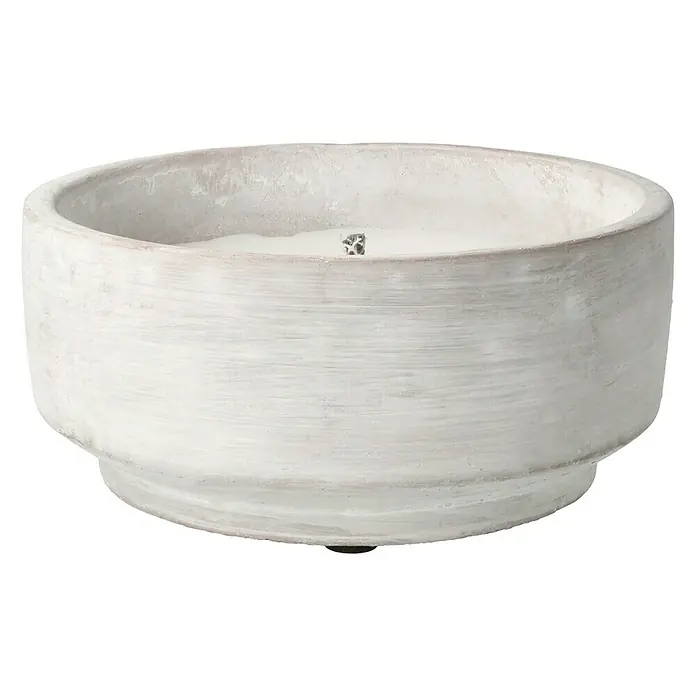 Outdoor-Kerze Cleo - Ø x H: 16 x 7,3 cm, Weiß - Nahaufnahme einer dekorativen Kerze in einem schlichten, weißen Keramikgefäß, ideal für eine entspannende Atmosphäre.