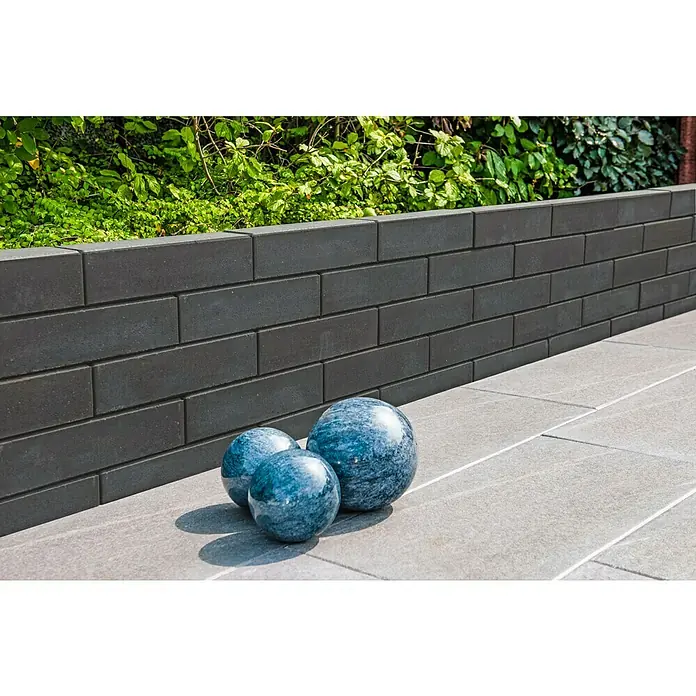 Diephaus Palisade / Mauerstein Laredo - 40 x 10 x 10 cm, Basalt, Beton - Gartengestaltung mit grauen Pflastersteinen und dekorativen blauen Kugeln für einen modernen Außenbereich.