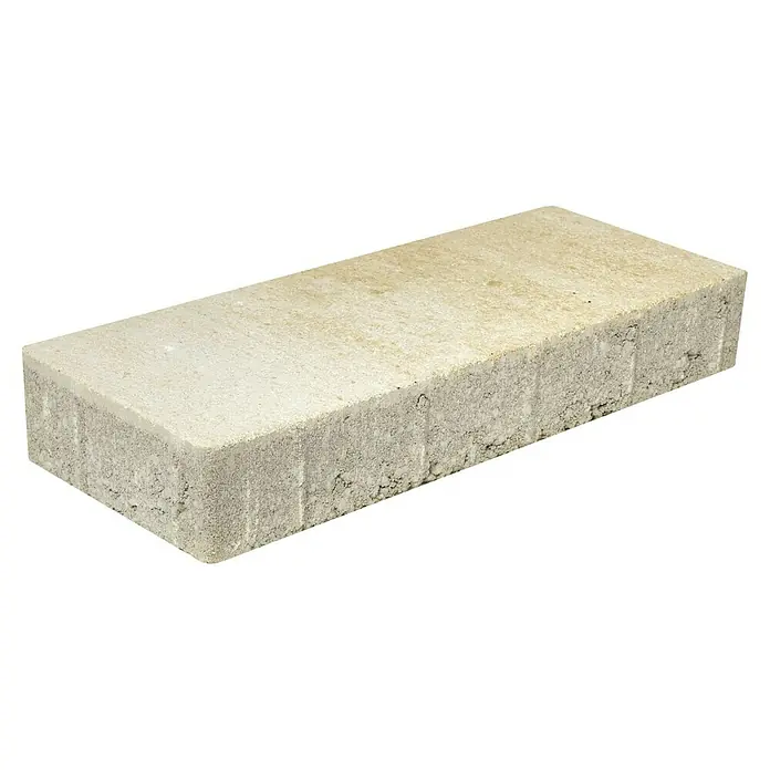 EHL Pflasterstein Cala KlassikSandstein nuanciert, 40 x 16 x 6 cm, Rechteckig - Nahaufnahme eines einzelnen, beigefarbenen Pflastersteins mit rauer Textur, ideal für Gartenwege oder Terrassen.