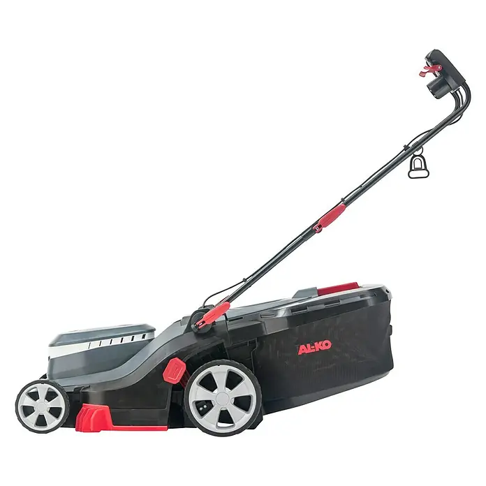 AL-KO Comfort Elektro-Rasenmäher - 1.600 W, Schnittbreite: 38 cm - Das Bild zeigt einen AL-KO Rasenmäher in Schwarz und Rot. Der Rasenmäher hat einen Fangkorb und einen verstellbaren Griff für eine bequeme Nutzung.