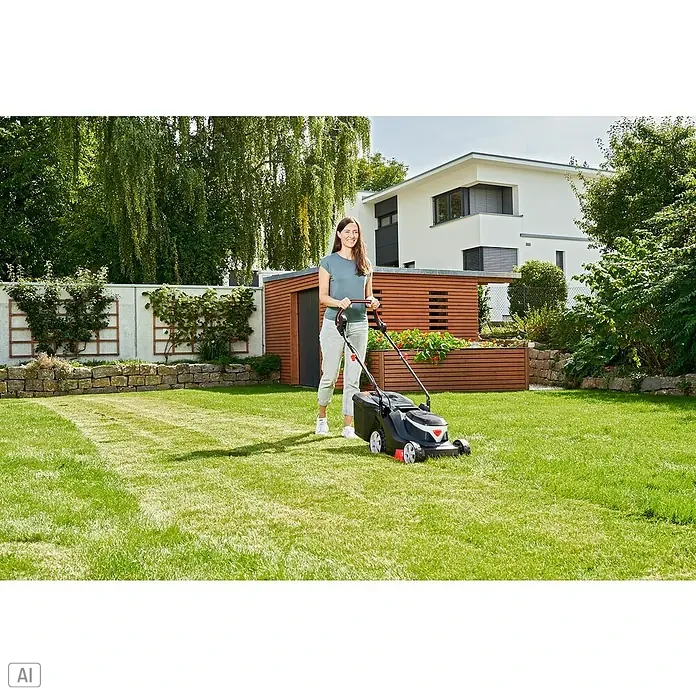 AL-KO Easy Elektro-Rasenmäher - 1.600 W, Schnittbreite: 38 cm - Eine Frau mäht mit einem Rasenmäher den Rasen im Garten, ein modernes Haus im Hintergrund.