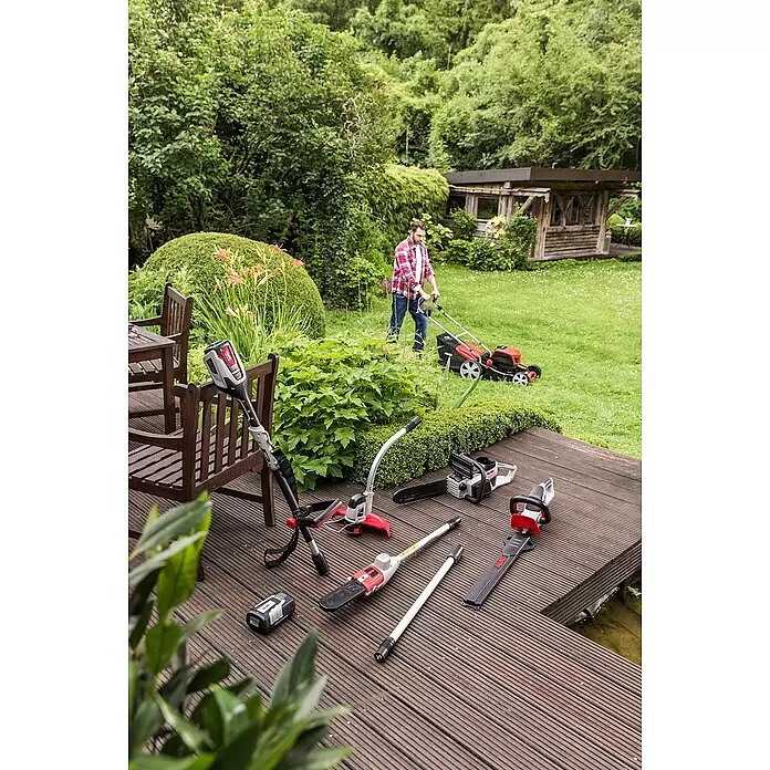 AL-KO 36V Rasentrimmeraufsatz GTA 430 - Passend für: Multitool MT 40 Li/MT 36 Li - Gartengeräte in Rot, Schwarz, Silber auf Holzterrasse, Mann mäht Rasen im Hintergrund.