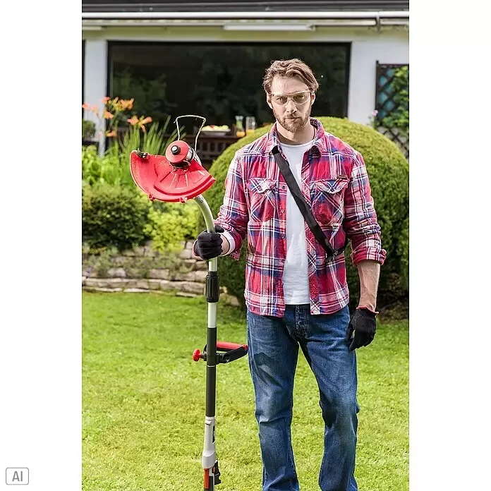 AL-KO 36V Rasentrimmeraufsatz GTA 430 - Passend für: Multitool MT 40 Li/MT 36 Li - Roter und grauer Rasentrimmer, von einem Mann im Garten gehalten, einsatzbereit.