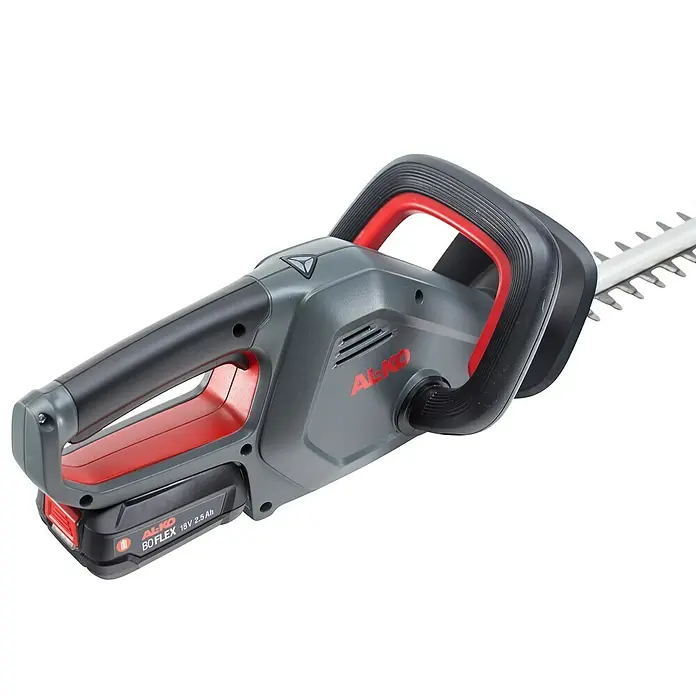 AL-KO Bosch Home & Garden Compatible Akku-Heckenschere HT 1845 - 18 V, Li-Ionen, 1 Akku, Schnittlänge: 45 cm - AL-KO Akku-Heckenschere mit rotem Akku-Pack. Das Werkzeug ist grau und schwarz mit roten Akzenten.